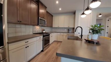 Kolye Işıkları ve Paslanmaz Aletlerle Modern Mutfak Adası Hazırlık İçin Geniş Sayaç Dekoratif