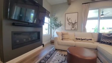 Rahat yaşam alanı, sıcak ve davetkar ev alanı, rahat mobilyalar ve sanat eserleriyle rahatlama yeri.