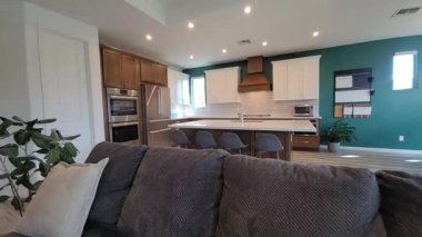 Konforlu Modern Açık Mutfak Teal Wall, Geniş Geniş Yaşama Alanı Pırıl pırıl Gri kanepe ve Aksan Yastıkları, Büyük Ada