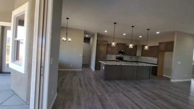 Patio erişimi olan açık yaşam alanı, Ada Mutfağı ve Geniş Plank döşemesi, Kapalı Kapalı Akış