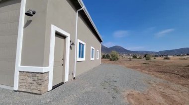 Çakıl Yolu, Stucco Duvarları ve Taş Kaplama, Geniş Mavi Gökyüzü ve Uzak