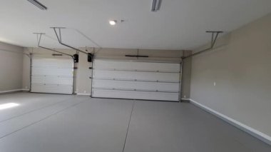 Üç Kapılı Geniş Garaj, Pürüzsüz Beton Döşeme ve Tedarikçiler, Müteahhit Teftişi için ideal,