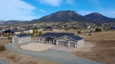 Hava Manzaralı Çiftlik Tarlası Konutu Üç Araba Garajı, Süpürme Garajı, Kaya Avlusu, Dağ Bahçesi