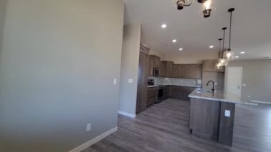 Ada ve Granit tezgahlı Geniş Açık Mutfak, Metronun döşeme kaplaması, Sıcak Ahşap Dolaplar, Kolye