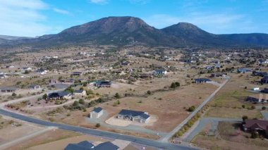 Dağılmış Evleri, Kesişen Yolları, Açık Mavi Gökyüzü olan Havadan Bakış Vadisi Konut Topluluğu,