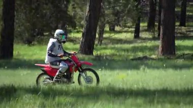 Bu dinamik video çimenli çayırlarda ve sık ormanlarda özgürlüğün, heyecanın ve açık havada eğlencenin yakalandığı heyecan verici bir arazi motosikleti macerasını içeriyor.