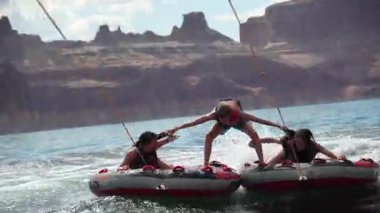 Powell, Utah - 25 Haziran 2024: Powell Gölü 'nde tekne gezisi. Yüksek kaliteli FullHD görüntüler