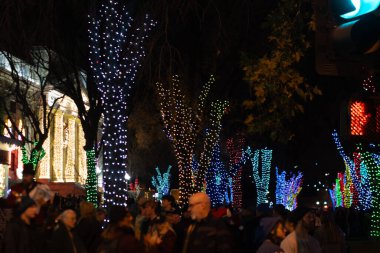 17 Aralık 2025, Prescott. Şehir merkezinde akrobat gecesi. Yüksek kalite fotoğraf