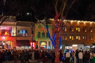 17 Aralık 2025, Prescott. Şehir merkezinde akrobat gecesi. Yüksek kalite fotoğraf