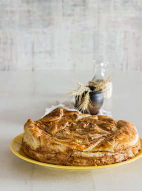 Ev yapımı pasta elma ile kaplı. Boşaltmak