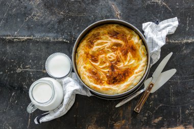 Ev yapımı pasta elma ile kaplı. Boşaltmak