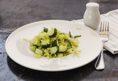 taze sebze salata lahana ve salatalık ile