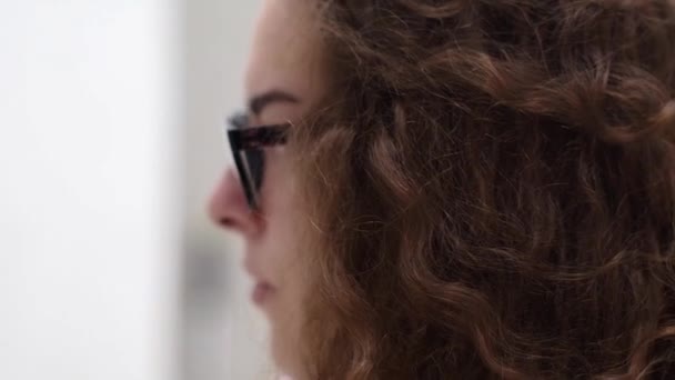 Young Long Curly Hair Girl Mirando el Espejo y Sonriendo. Tres disparos. De cerca. — Vídeo de stock