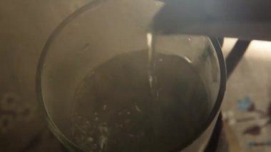 Sıcak su bir bardak çay koyarak, dökülen yaprakları. Yakın çekim