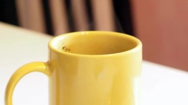 Kupa sıcak kahve veya çay ile Buhar, ısınma kış yiyecek, içecek, yakın kadar sarı