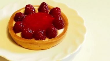 Bir tabakta Panorama ahududulu Tart