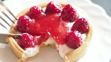 Ahududu Tart ile bir çatal ve bıçakla bir parça, aşırı yakın kadar ağır çekim, 2 çekim kesme, yemek