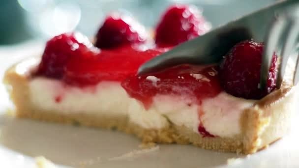 Cortando uma parte de uma tarte de framboesa com um garfo e uma faca, Comendo sobremesa, Extreme Close Up Slow Motion — Vídeo de Stock