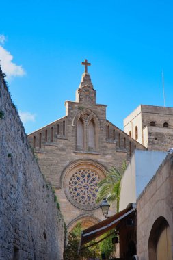 Şehir duvarlı Alcudia Mallorca 'daki Sant Jaume tapınağı.
