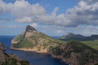 Cap de Formentor, Mirthe View in Mallorca İspanya Güzel yeşil ağaçlar, deniz ve bulutlar