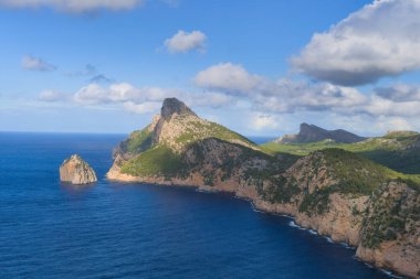 Cap de Formentor, Mirthe View in Mallorca İspanya Güzel yeşil ağaçlar, deniz ve bulutlar