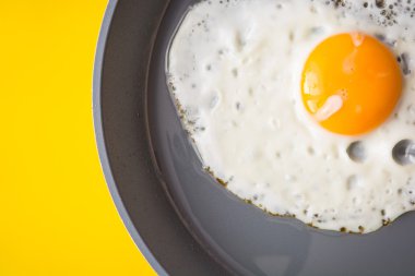 Kızartma tavası Sarı zemin üzerine kızarmış yumurta