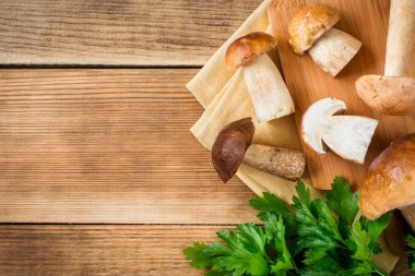 Çörek mushroms yetişmek kurulu rustik ahşap zemin üzerine maydanoz ile