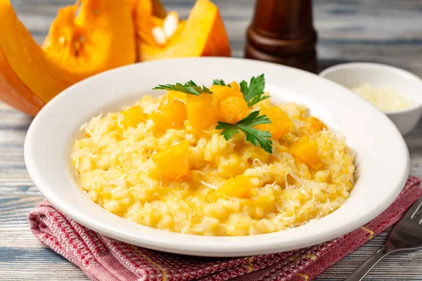 Risotto Zucca Con Parmigiano Prezzemolo Piatto Fondo Legno Focus Selettivo — Foto Stock