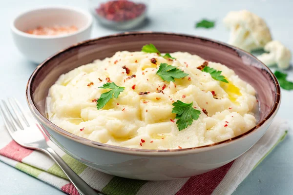 Puré Coliflor Con Mantequilla Granos Pimienta Rosa Perejil Sobre Fondo Imagen De Stock