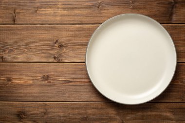 Eski ahşap arka planda boş bir plaka. Üst görünüm, alanı kopyala.