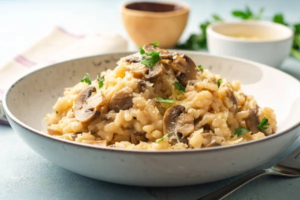 Risotto Med Svamp Parmesanost Och Persilja Plåt Betongbakgrund Selektiv Inriktning — Stockfoto