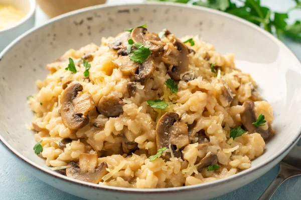 Risotto Med Svamp Parmesanost Och Persilja Plåt Betongbakgrund Selektiv Inriktning — Stockfoto