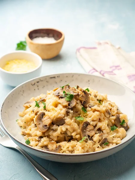 Risotto Med Svamp Parmesanost Och Persilja Plåt Betongbakgrund Selektiv Inriktning — Stockfoto