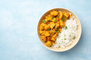 Beton arka planda kase içinde pirinçli tavuk körisi. Üst görünüm, alanı kopyala.