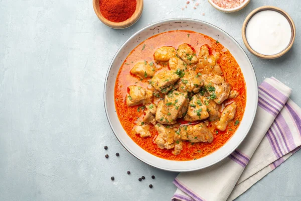 Guiso Pollo Con Pimentón Cebolla Crema Agria Plato Sobre Fondo — Foto de Stock