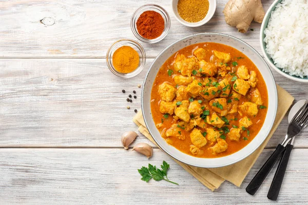 Tahta arka planda tabakta körili tavuk. Üst görünüm, alanı kopyala.