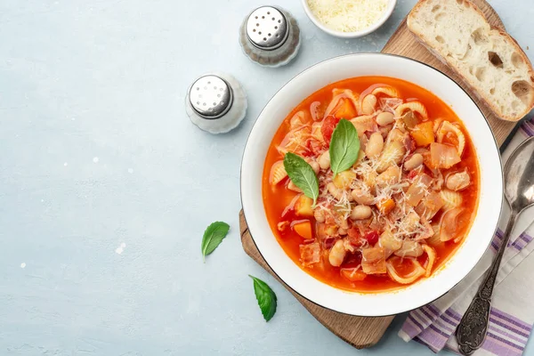 Olasz Minestrone Leves Parmezán Sajttal Bazsalikommal Kék Beton Háttérrel Felülnézet — Stock Fotó