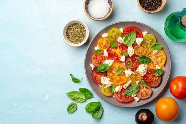 Ensalada Caprese Italiana Con Tomates Varicolores Queso Mozzarella Hojas Albahaca — Foto de Stock