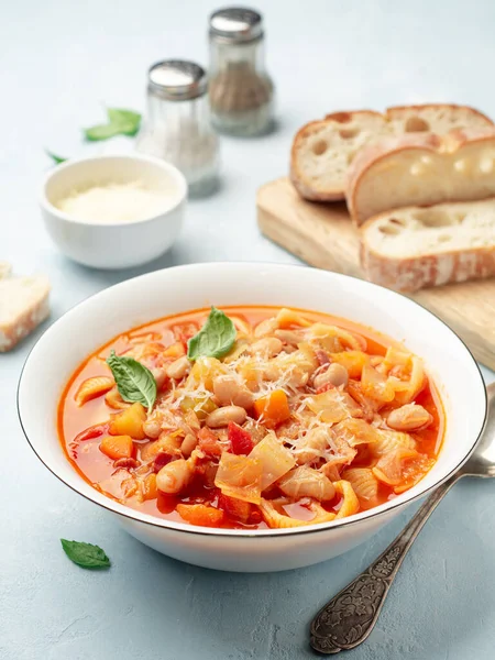 Sopa Minestrone Italiana Con Queso Parmesano Albahaca Sobre Fondo Hormigón Imagen De Stock