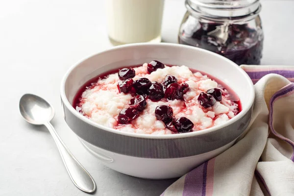 Pudín Arroz Gachas Con Mermelada Cereza Tazón Sobre Fondo Hormigón Imagen De Stock