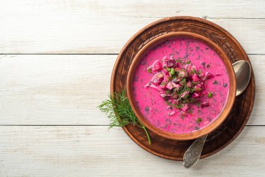 Soğuk borş ya da Holodnik, geleneksel pancar çorbası seramik kasede ahşap arka planda. Üst görünüm, alanı kopyala.