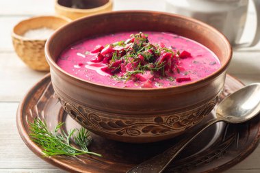 Soğuk borş ya da Holodnik, geleneksel pancar çorbası seramik kasede ahşap arka planda. Seçici odak.