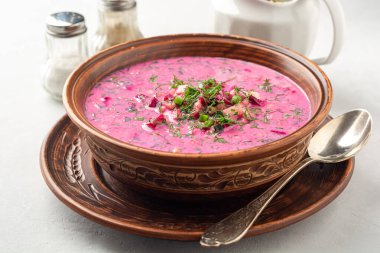 Soğuk borş veya Holodnik veya Svekolnik, çimento arka planda seramik kasede geleneksel pancar çorbası. Seçici odak.