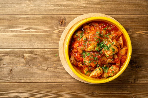 Traditional Georgian Dish Chakhokhbili Chicken Stew Tomatoes Ceramic Bowl Wooden — Stockfoto