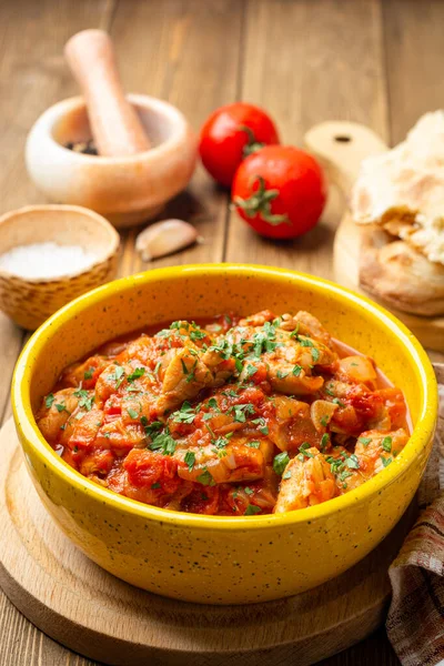 Traditional Georgian Dish Chakhokhbili Chicken Stew Tomatoes Ceramic Bowl Wooden — Stockfoto