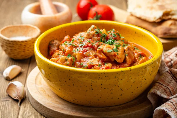 Plato Georgiano Tradicional Chakhokhbili Estofado Pollo Con Tomates Tazón Cerámica Imagen De Stock