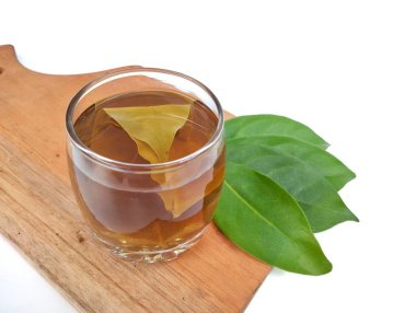 Saha yaprağı beyaz arka planda cam içinde su kaynattı. Bitkisel içecek. Yüksek açı görünümü 