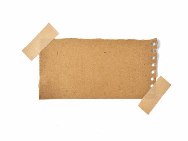 Beyaz arkaplanda boş kahverengi yırtık not kağıdı