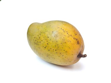 Taze olgun mango beyaz arka planda izole edilmiş. 