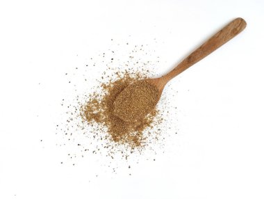 Tahta kaşıkta kişniş tozu beyaz arkaplanda izole edilmiş. 